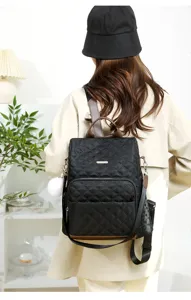 Élégant sac à dos matelassé noir pour femmes, sac voyage décontracté et chic pour le quotidien.