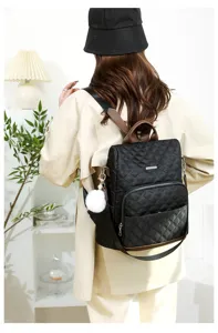 Sac a dos matelasse noir pour femme elegant pour le voyage et le travail quotidien.