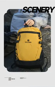 Détail gros plan sac à dos randonnée jaune noir extérieur, grand espace sport voyage.