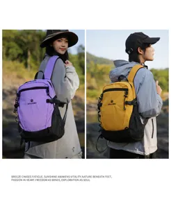 Sac a dos de randonnee multicolore de grande capacite pour le sport et les voyages.