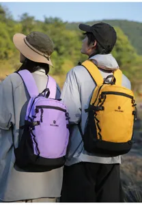Vue de détail du sac à dos de randonnée en plein air bicolore avec sangles robustes.