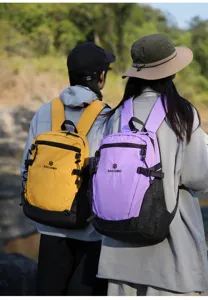 Vue détaillée du sac à dos de randonnée avec design coloré, poches latérales et sangles.