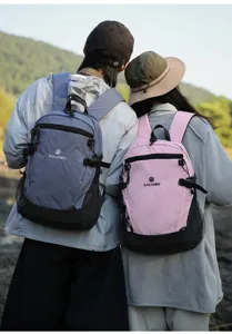 Vue détaillée du sac à dos de randonnée en plein air, design quadrillé, grande capacité.