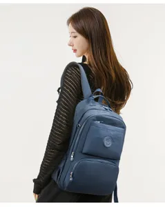 Zaino casual in nylon blu con tasche multiple con cerniera e spallacci comodi.