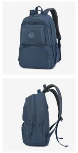 Vista dettagliata dello zaino casual in nylon blu con scomparti spaziosi e cerniere resistenti.