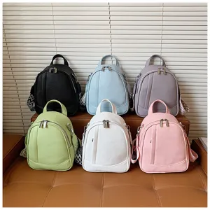 Vue détaillée de mini sacs à dos de voyage souples multicolores pour femmes tendance.