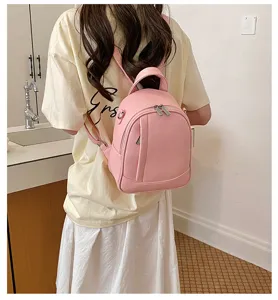 Sac à dos rose élégant pour femme en cuir souple avec fermeture éclair pratique chic.