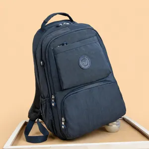 Zaino elegante in nylon blu scuro di grande capacita per studenti e viaggi.