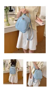 Vue détaillée du mini sac à dos en cuir souple bleu clair, sac de voyage pour femme.