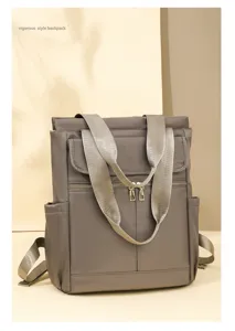 Sac a dos de loisir pour femme en tissu oxford avec multi-poches et bretelles pratiques.
