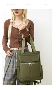 Vue détaillée du sac à dos en nylon vert kaki avec bretelles et poches avant.