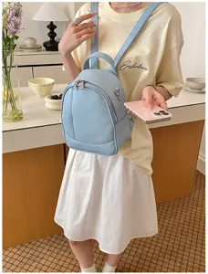 Sac à dos chic en cuir pour femme bleu clair, idéal pour les loisirs et les voyages quotidiens.
