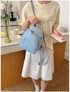 Mini sac à dos en cuir souple bleu clair, vue détaillée avec fermeture éclair pratique.
