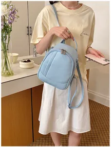 Sac a dos elegant en cuir souple bleu clair pour femme, ideal pour les voyages et le quotidien.