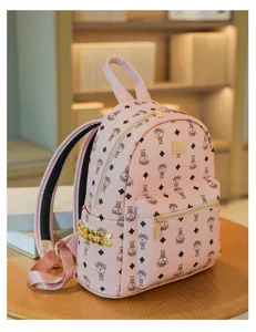 Sac à dos en cuir rose pour femme avec motif d'ours, grande capacité pour voyage et loisir.
