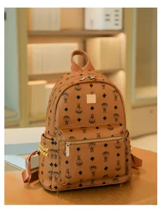 Vue détaillée du sac à dos marron à monogramme avec poche avant et détails dorés.
