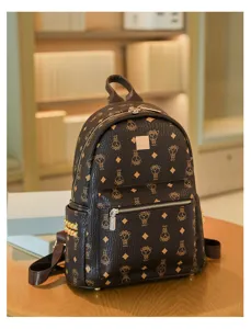 Vue détaillée d'un élégant sac à dos marron en cuir monogrammé avec des accents dorés.