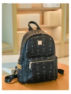 Vue détaillée du sac à dos élégant en cuir noir de style collégien avec motif d'ours et détails dorés.