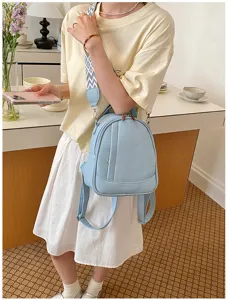 Détail sac à dos femme en cuir souple bleu clair, style voyage casual et quotidien.