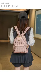 Sac à dos rose style collège pour femme avec motif d'ours, sac de jour en cuir.