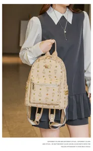 Vue détaillée du joli sac à dos monogrammé avec ours, montrant des finitions de qualité.