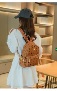 Sac à dos monogramme marron élégant pour femmes, cartable de voyage tendance et pratique.