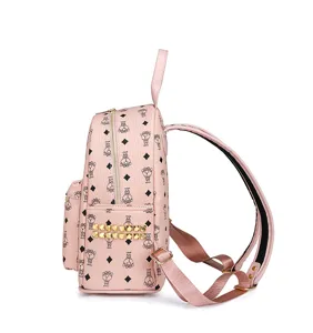 Sac à dos en cuir rose vue latérale avec charmant motif d'ours et rivets dorés.