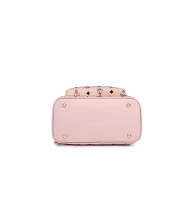 Vue détaillée du fond du sac à dos rose pour femme, sac casual mignon avec pieds métalliques.