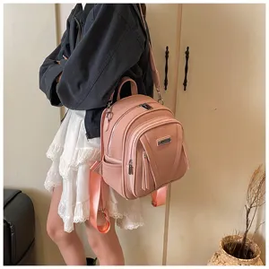 Koreanischer rosafarbener Pendlerrucksack mit vielen Taschen und Metalldetail für den Alltag.