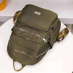 Praktischer Nylon-Rucksack mit vielen Fächern, leicht und geräumig für Alltag und Reisen.