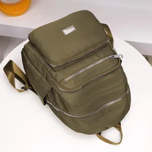 Detailansicht des Nylon-Rucksacks mit mehreren Fächern, leichter Schulrucksack, olivgrün.