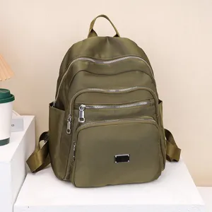 Lässiger Nylon-Rucksack mit mehreren Reißverschlussfächern und großem Fassungsvermögen.