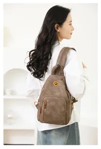 Vista detallada de una elegante mochila de cuero marrón multifuncional para mujer.