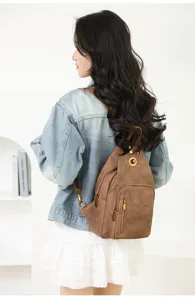 Mochila marrón elegante para mujer, diseño versátil con múltiples bolsillos para uso diario.