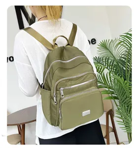 Detailansicht des leichten Nylon-Rucksacks mit praktischen Fächern in schönem Olivgrün.