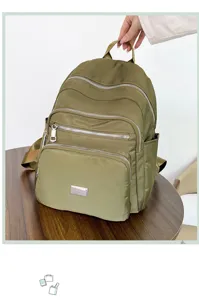 Nahaufnahme des Nylon-Rucksacks mit mehreren Fächern, Reißverschlüssen und Vordertasche.