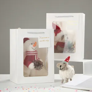 Sacchetti regalo in carta bianca con finestra trasparente e simpatiche bambole in feltro.