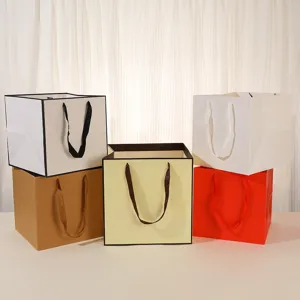 Sacs cadeaux en papier carrés pour gâteaux, emballages de fleurs et fêtes avec poignées.
