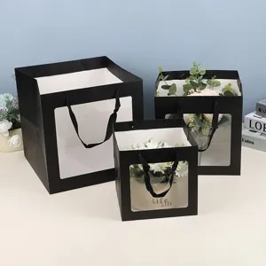 Sacs cadeaux carrés noirs en papier avec fenêtres transparentes pour fleurs et fêtes.