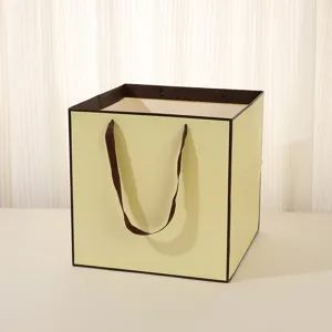 Sac cadeau en papier carré avec poignées marron, idéal pour gâteaux, fleurs et cadeaux.