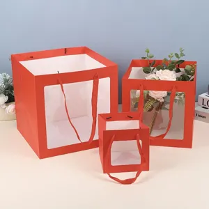 Sacs cadeaux carrés rouges avec fenêtre transparente pour fleuriste vue détaillée.