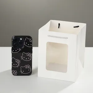 Vista dettagliata di un sacchetto regalo di carta bianca con finestra trasparente e manici.