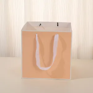 Sac cadeau en papier carré avec poignées en ruban blanc pour fleurs et gâteaux