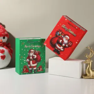 Weihnachtspapier-Geschenktüten mit Weihnachtsmann Motiv, ideale Geschenkverpackung.