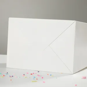 Vista dettagliata del fondo del sacchetto regalo in carta bianca, design pulito e minimale.