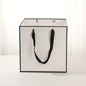 Sac cadeau en papier blanc carré avec bord noir pour fleurs gâteaux emballage de fête et objets.