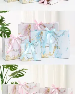 Sacchetti regalo marmorizzati con nastri eleganti, perfetti per confezioni di feste e doni.