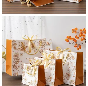 Détail de sac cadeau floral doré, avec du papier élégant et des rubans en satin.