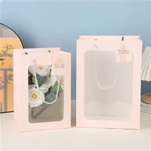 Roze papieren geschenktassen met doorzichtige vensters, decoratieve tassen voor boeketten.