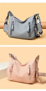 Detailansicht der minimalistischen Damen Umhängetasche mit Mustergurt und zwei Fronttaschen.